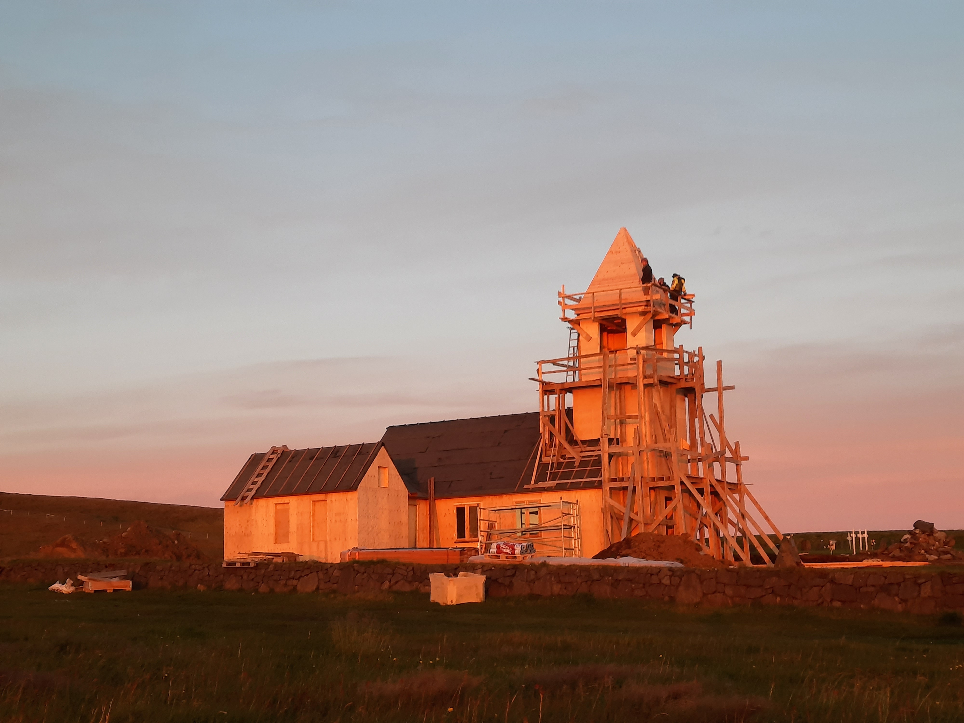 Turn kominn á kirkjuna og skrúðhúsið nýja til hliðar. Mynd: Inga Lóa Guðjónsdóttir.