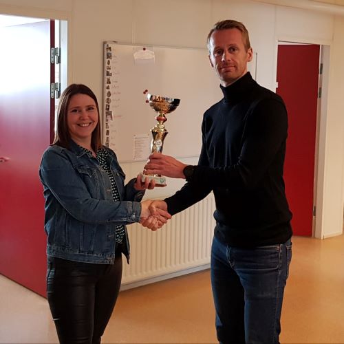 Dalrós Halldórsdóttir á Fræðslusviði tekur við bikar fyrir hönd sviðsins.