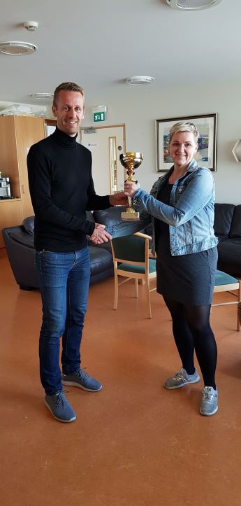 Sigurrós Karlsdóttir tekur við bikar fyrir hönd Oddeyrarskóla