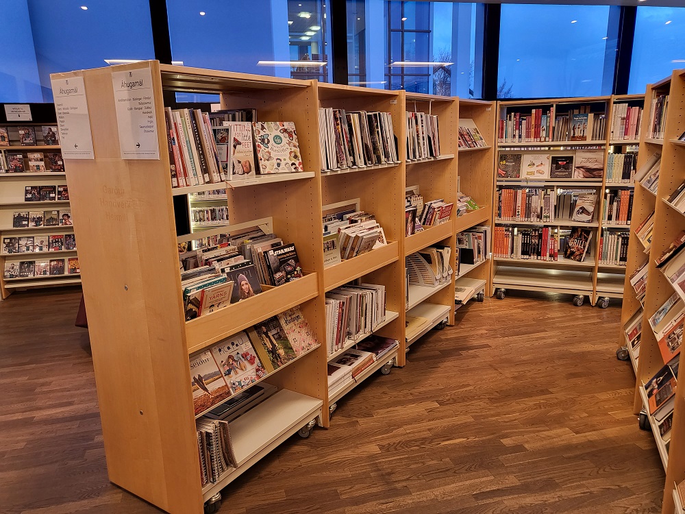 Mynd af prjóna-,l hekl- og fleiri bókum í bókahillum