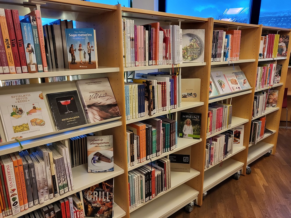 Matreiðslubækur í bókahillum