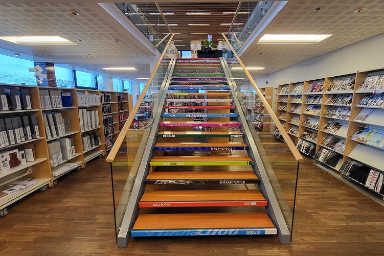 Mynd úr Amtsbókasafninu á Akureyri - stigi með merkingum