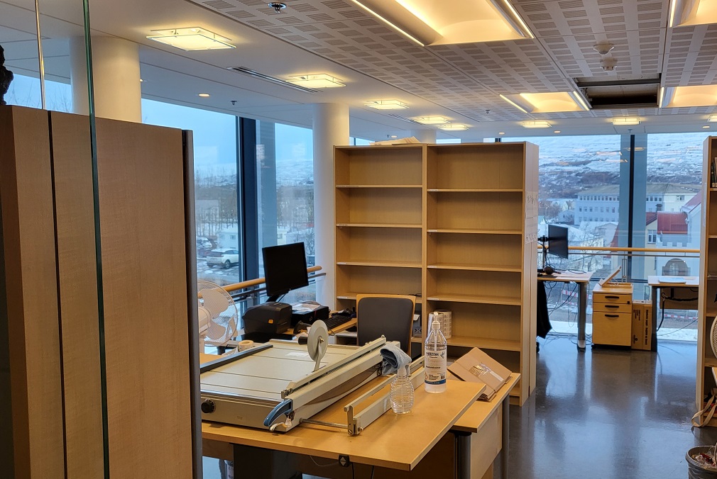 Mynd úr Amtsbókasafninu á Akureyri - vinnuaðstaða starfsmanna