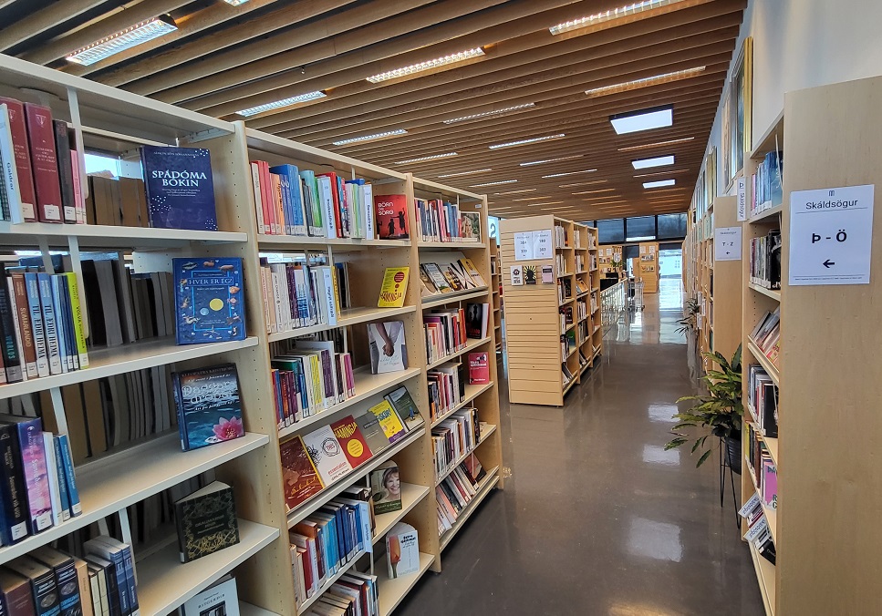 Mynd úr Amtsbókasafninu á Akureyri - bækur í hillum í útlánadeild