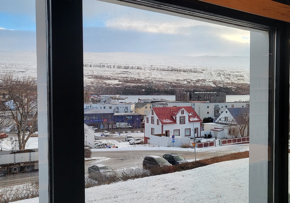 Mynd úr Amtsbókasafninu á Akureyri - útsýni út um glugga á 2. hæð