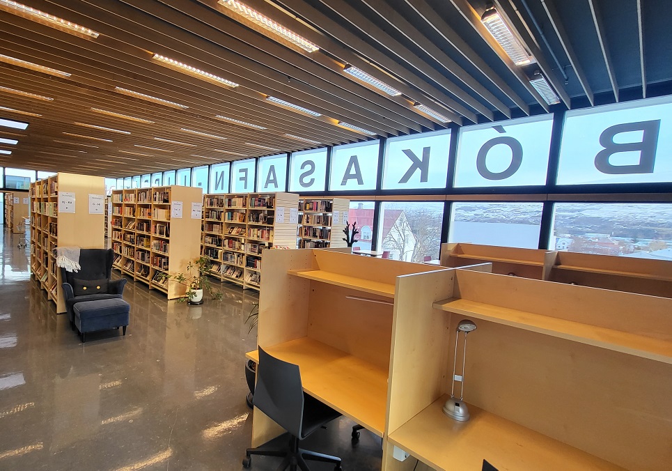 Mynd úr Amtsbókasafninu á Akureyri - úr lestrarsalnum