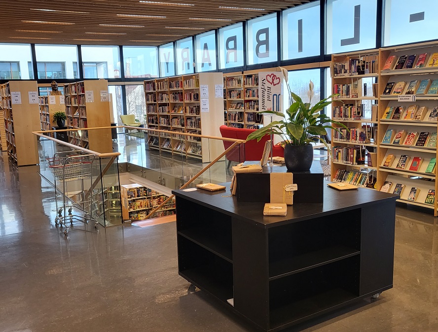 Mynd úr Amtsbókasafninu á Akureyri - þemaborð og stiginn niður