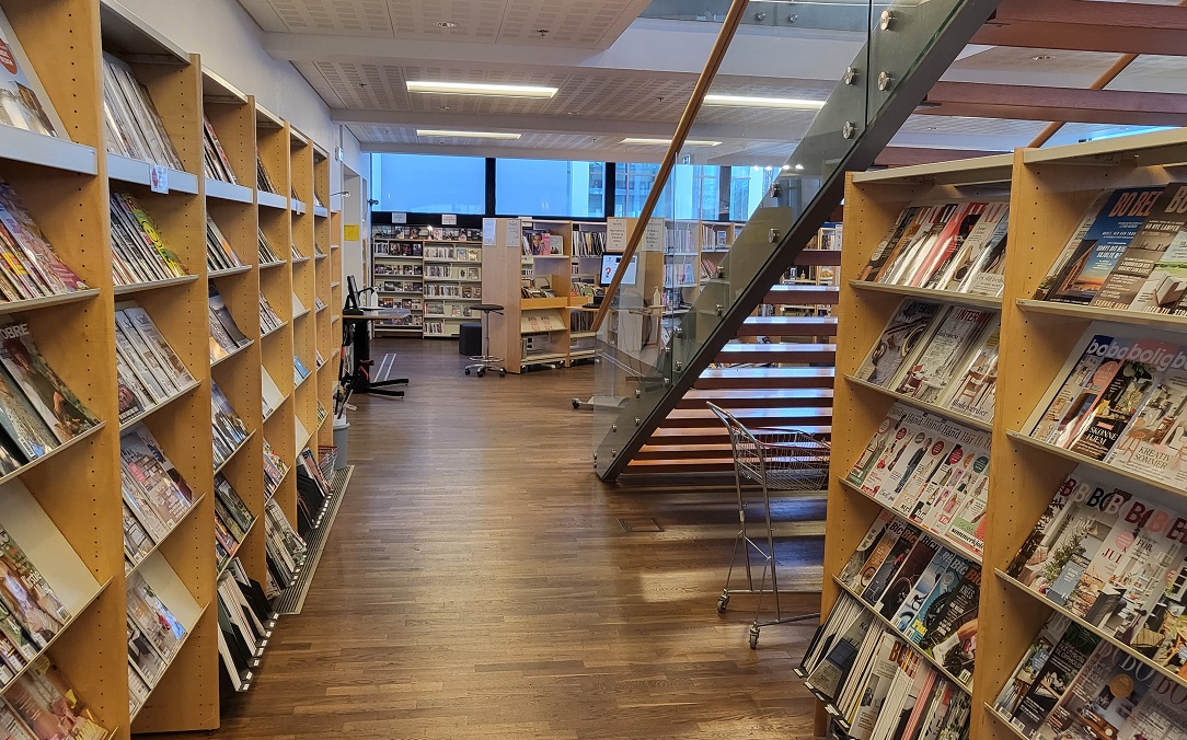 Mynd úr Amtsbókasafninu á Akureyri - tímarit í hillum