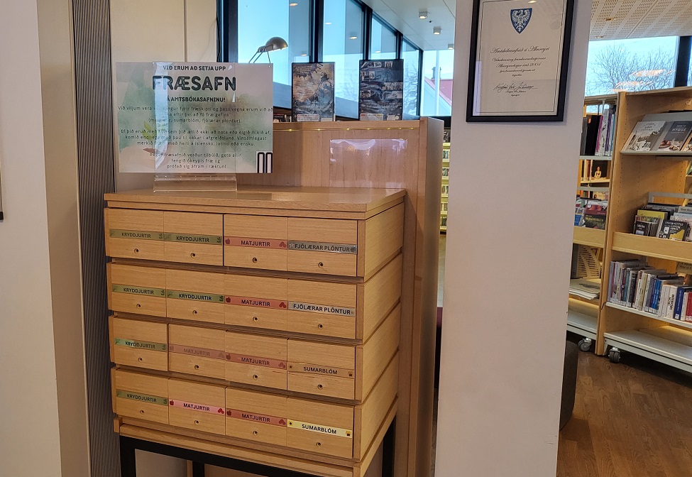Mynd úr Amtsbókasafninu á Akureyri - skápur með skúffum sem í eru fræ
