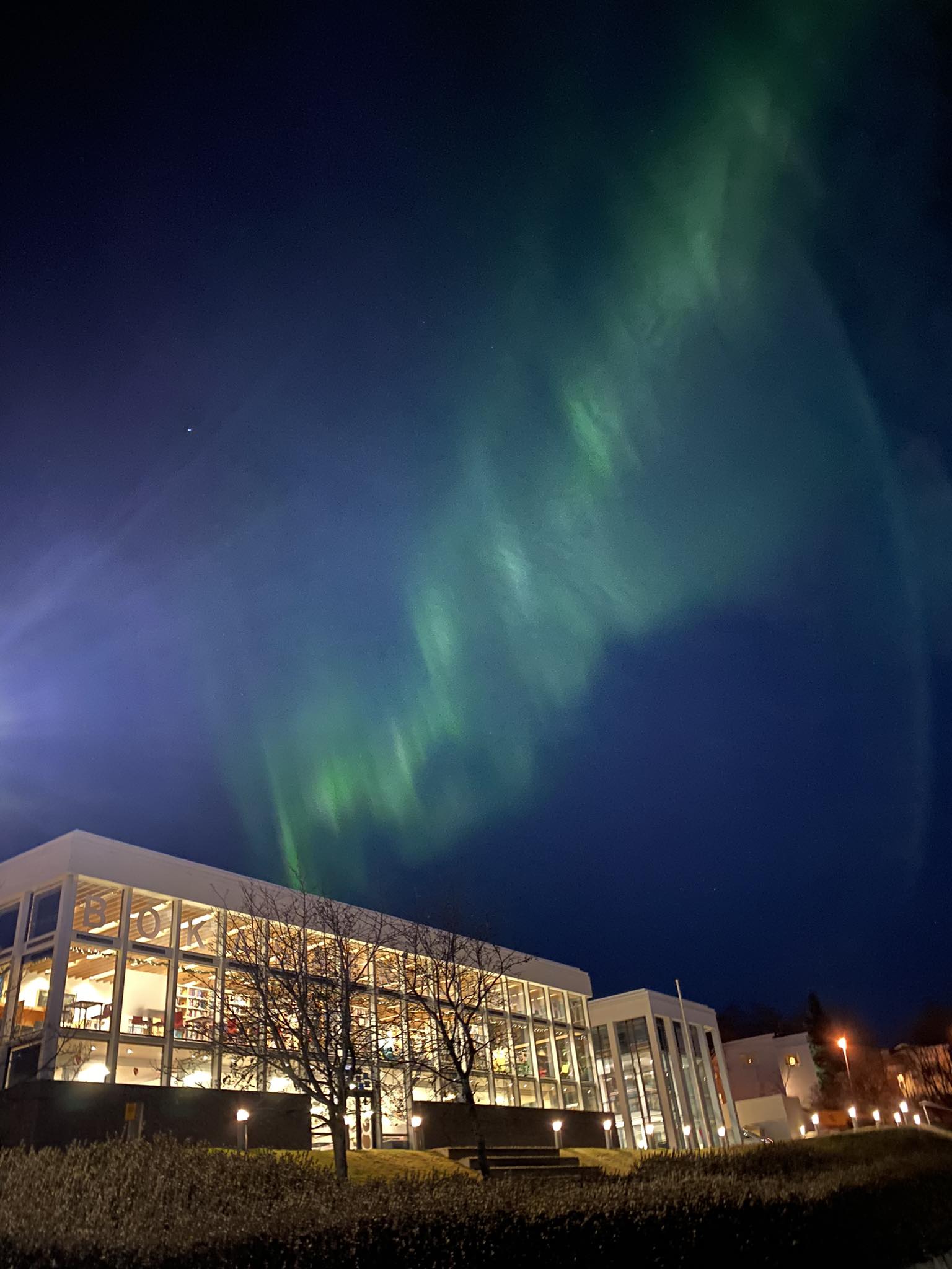 Norðurljós yfir Amtsbókasafninu!