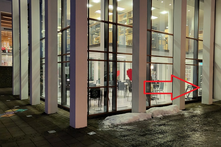 Mynd tekin úr porti fyrir framan Amtsbókasafnið og Lestur Bistro