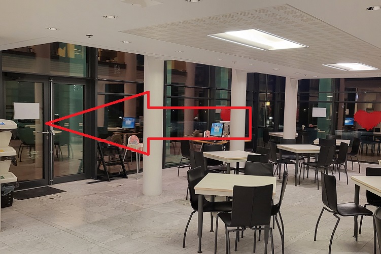 Mynd tekin úr Lestur Bistro og ör sem bendir á dyrnar/innganginn