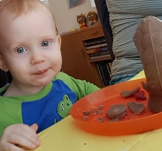 Barn að borða páskaegg