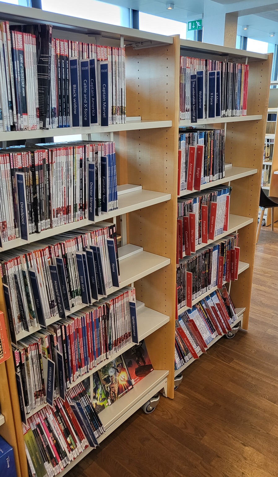 Hillurekkar með DC og Marvel teiknimyndasögum, raðað upp eftir heitum sería