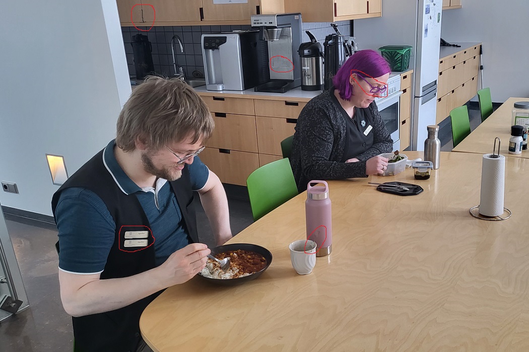 Mynd af manni og konu við borð að borða mat