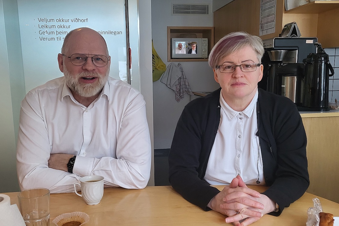 Mynd af tveimur manneskjum við borð