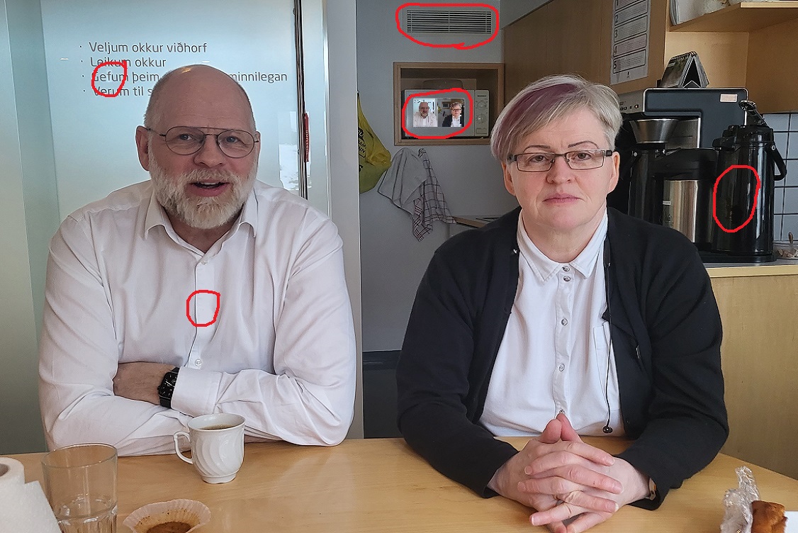 Maður og kona sitja við eldhúsborð