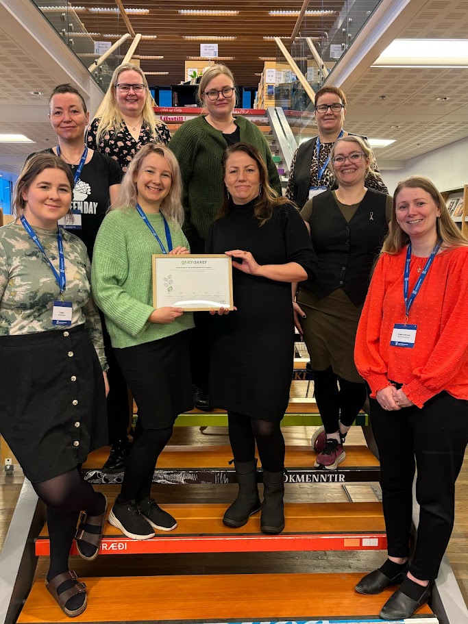 Women in stairs holding a fram with recognition