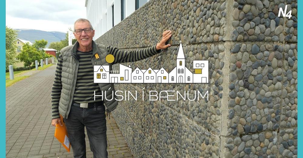 Auglýsingamynd fyrir þáttinn Húsin í bænum - Söfnin á Akureyri, Árni Árnason þáttastjórnandi stendur við bókasafnið