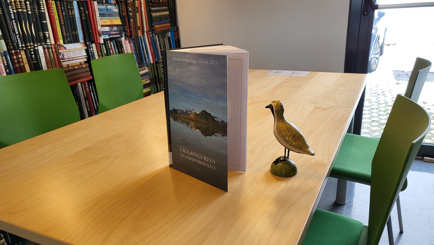 Lóustytta á borði með stólum í kring
