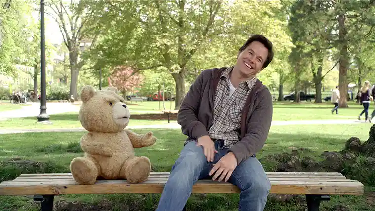 Mynd af bangsanum Ted á bekk með Mark Wahlberg