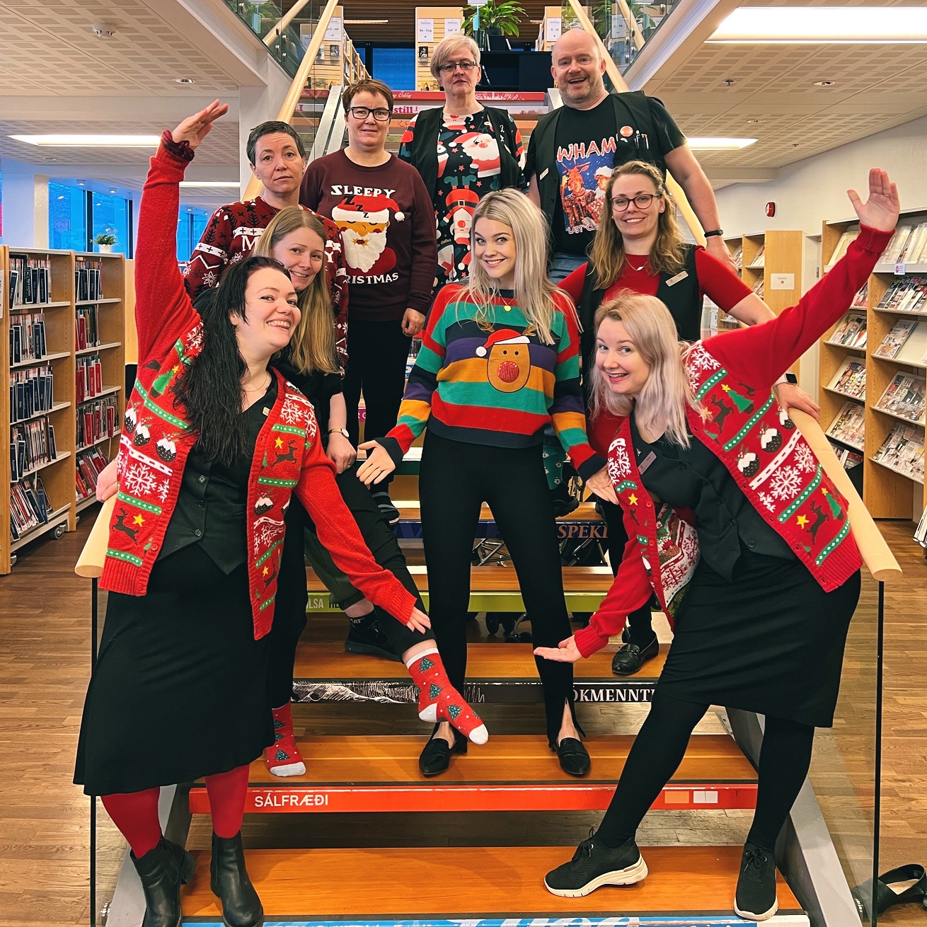 Mynd af starfsfólki Amtsbókasafnsins og Héraðsskjalasafnsins í jólafötum