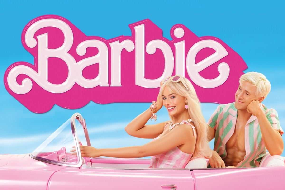 Kvikmyndaplakat fyrir Barbie-myndina (maður og kona sitja í bleikum bíl, með skærbláan himin í bakgrunni)