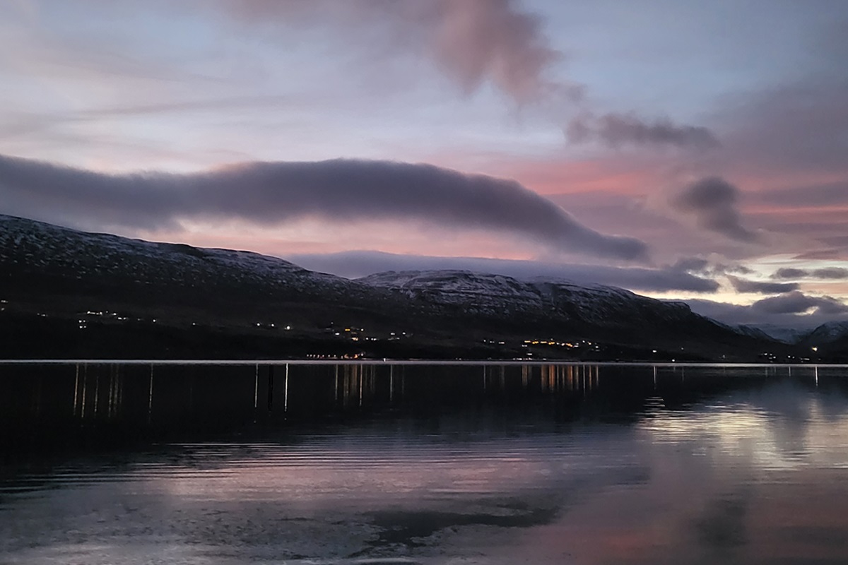 Mynd af Eyjafirði í morgunbirtu með fjallasýn í bakgrunni