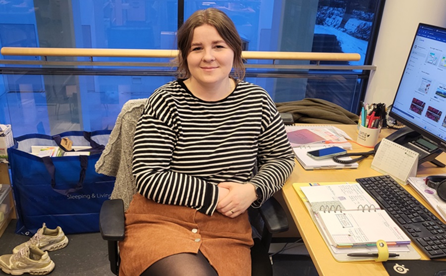Dagný Davíðsdóttir verkefnastjóri Amtsbókasafnsins sitjandi við borð