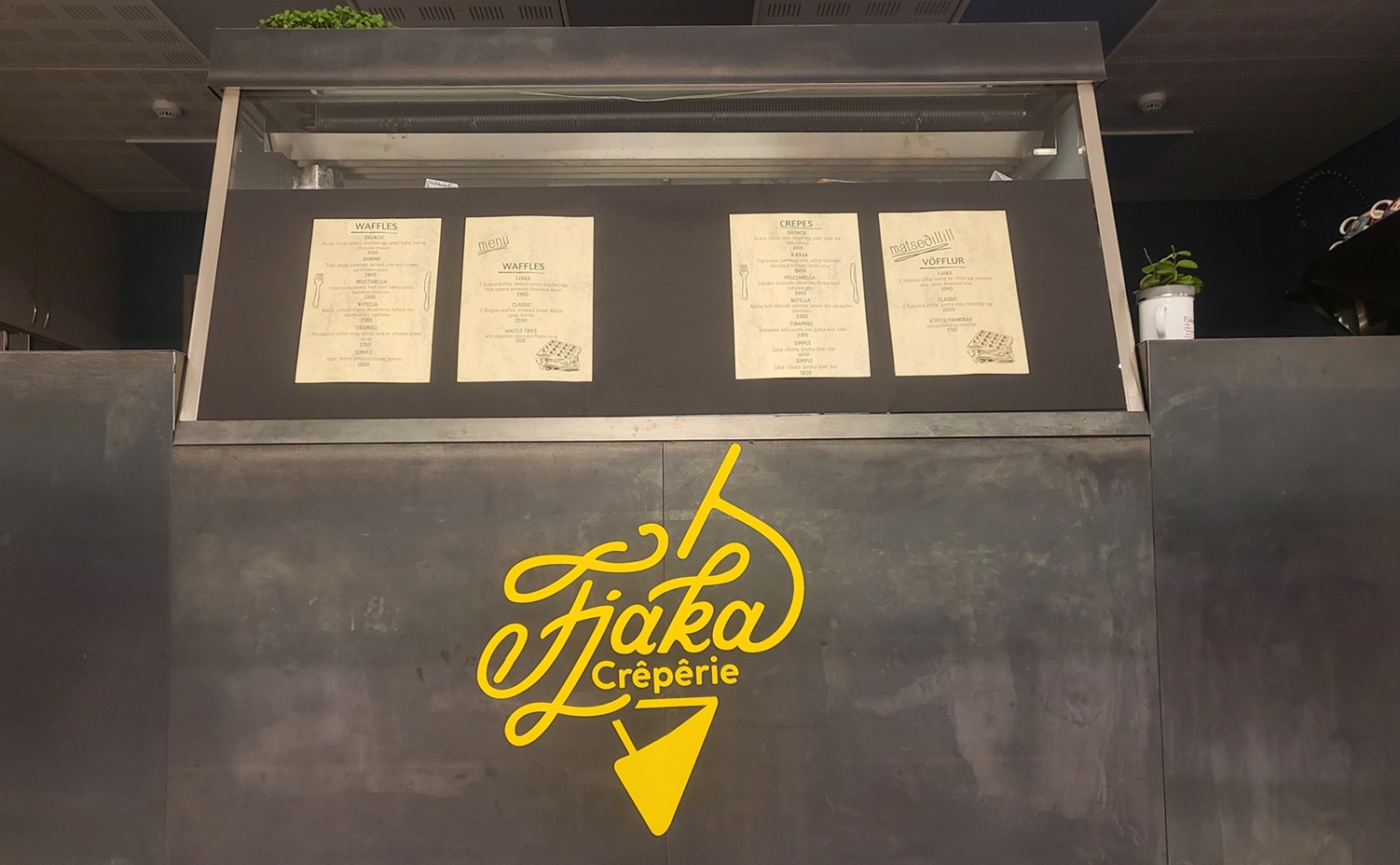 Picture of a front desk at Fjaka crêperie in the Municipal Library