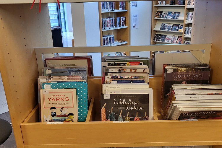 Mynd af bókum í hillu