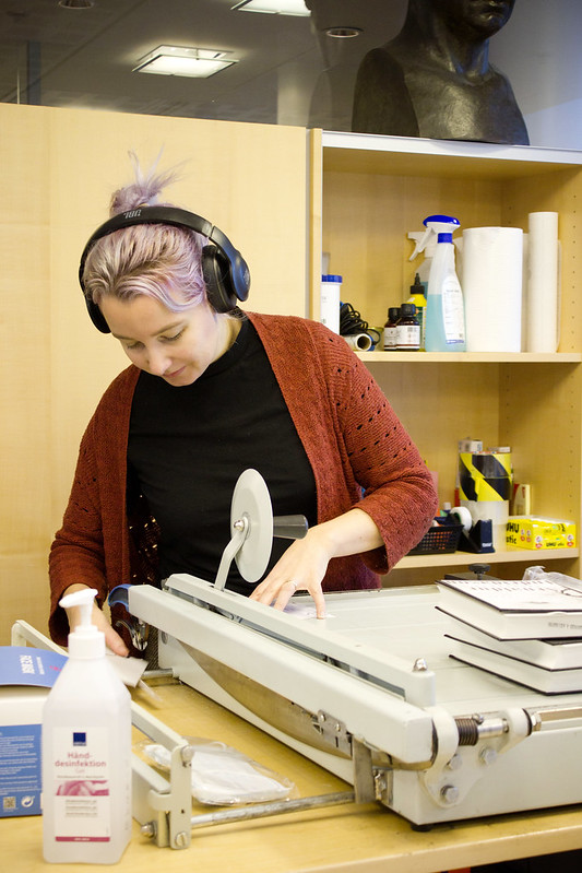 Mynd af starfsmanni að undirbúa bók fyrir útlán