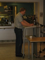 Jón Gnarr stendur hér og les upp úr Indjánanum og segir sögur af sér sem krakka leikandi við ömmu sína