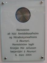 Hornsteinninn sem Kristján Þór Júlíusson bæjarstjóri lagði er táknrænn hólkur sem hefur að geyma söguleg gögn.