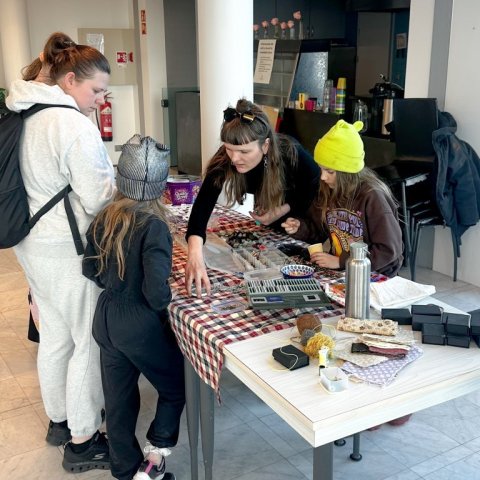 Opin skartgripasmiðja á Amtsbókasafninu