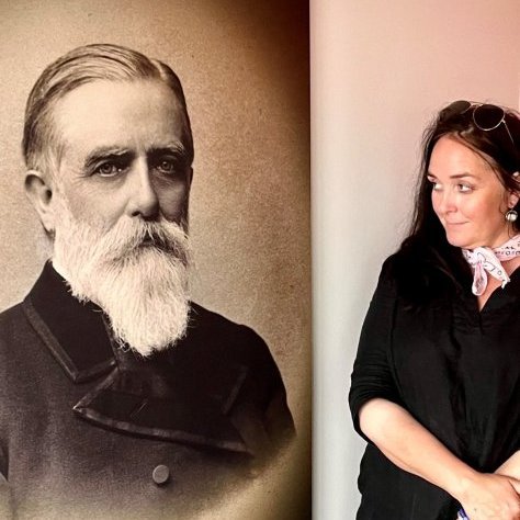 Sigríður Örvarsdóttir safnafræðingur og hönnuður annast uppsetningu sýningarinnar.