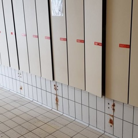 Endurnýjun bekkja í búningsklefum