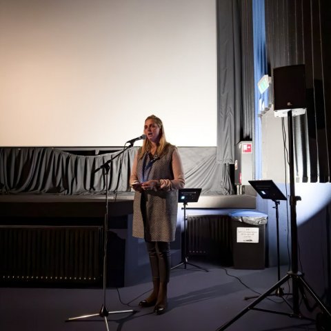 Ásthildur Sturludóttir bæjarstjóri flytur ávarp fyrir sýningu myndarinnar.