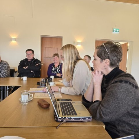. Tilgangur heimsóknarinnar var að eiga samtal við íbúa eyjunnar og fara yfir málefni sem snúa að aðkomu sveitarfélagsins.