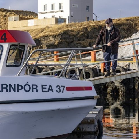 Gylfi á leið á sjóinn.