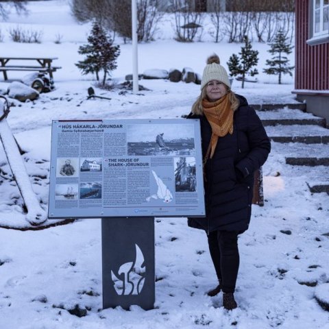 Hanna Rósa Sveinsdóttir við Söguskiltið