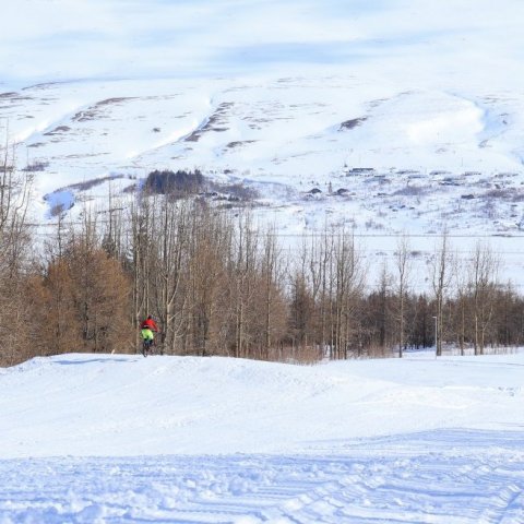 Hjólað niður sleða og skíðabraut