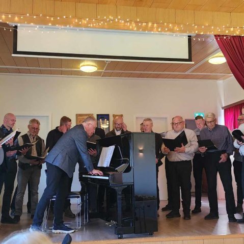 Karlakór Eyjafjarðar sjómannadagur 1.jpg