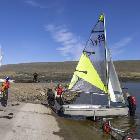 Nokkrir félagar úr Nökkva sigldu á Pollinum meðan á vígslunni stóð. 