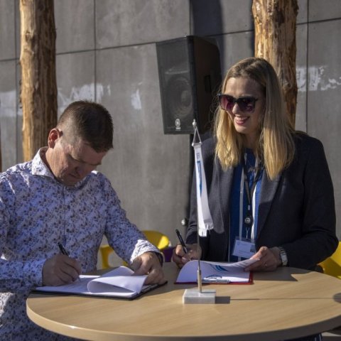 Nýr rekstrarsamningur undirritaður. 