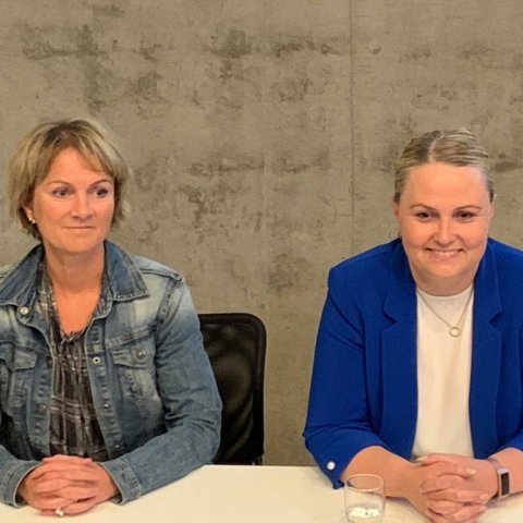 Bæjarfulltrúarnir Halla Björk og Eva Hrund voru áheyrnarfulltrúar á bæjarstjórnarfundi Vísindaskólans á þriðjudag
