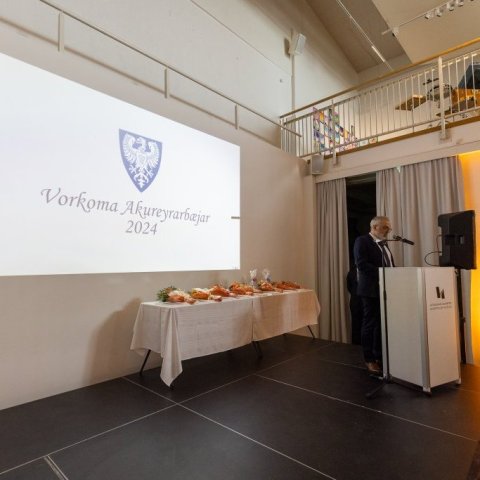 Þórgnýr Dýrfjörð forstöðumaður atvinnu- og menningarmála hjá Akureyrarbæ setur samkomuna og kynnir dagskránna. 