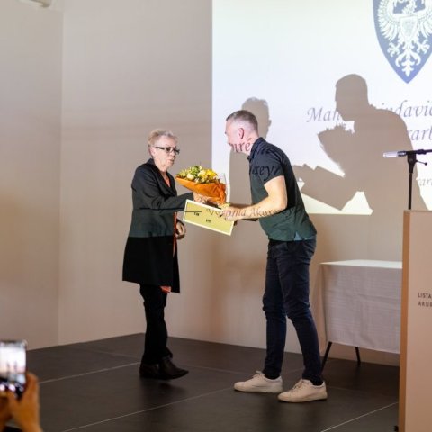 Heimir Örn Árnason formaður bæjarráðs veitir Drífu Helgadóttur mannréttindaviðurkenningu Akureyrarbæjar. 