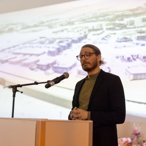 Einar Sigþórsson verkefnastjóri skipulagsmála hjá Akureyrarbæ kynnir byggingalistaverðlaunin.