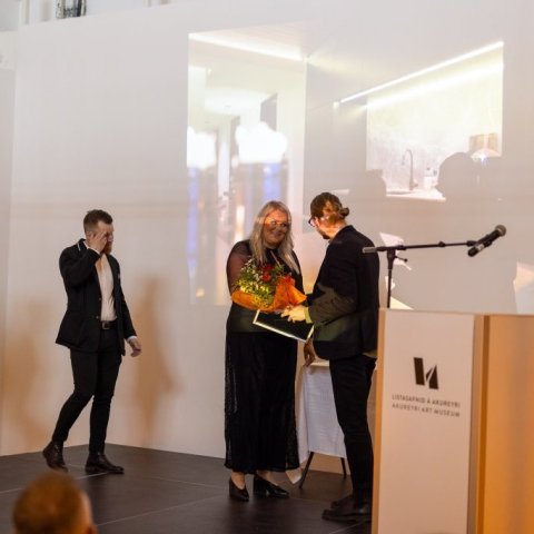 Eyrún Sif Kristjánsdóttir og Guðmundur Snorri Guðmundsson eigendur Nonnahaga 9 taka við byggingalistaverðlaunum. 